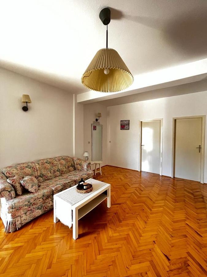 Apartments Jabuka ตรีบูนย์ ภายนอก รูปภาพ